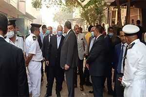 محافظ القاهرة يتفقد حريق عزبة خيرالله بمصر القديمة