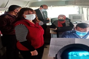 رئيس الحي يتابع عمل المركز التكنولوجي المتنقل