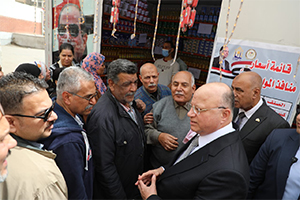 جولة مفاجئة لـ محافظ القاهرة بمنافذ "المواطن أولاً" للسلع الغذائية 