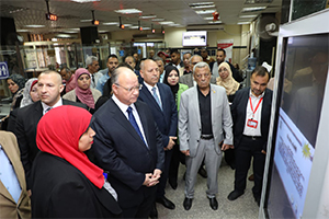 محافظ القاهرة يتفقد مركز إصدار تراخيص المحلات بحي النزهة