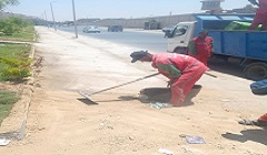 حملات مكثفة لإزالة المخلفات وتراكمات القمامة ببعض شوارع الحي