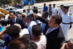 نائب محافظ القاهرة يلتقي بسكان منطقة عين الحياة تمهيدًا لإخلائها