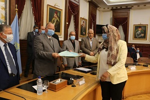 محافظ القاهرة يسلم 29 عقدًا لأصحاب مصانع وورش بشق الثعبان 