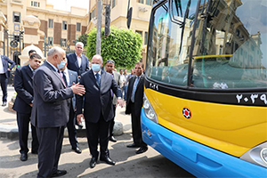 محافظ القاهرة يتفقد أول أتوبيس يعمل بالغاز الطبيعي بدلاً من السولار