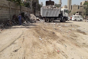 إزالة المخلفات من أمام مكتبة المعادي