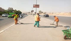 رئيس الحي يتفقد أعمال النظافة ورفع المخلفات والأتربة من طريق الأوتوستراد