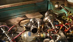 حملات صباحية لرفع اشغالات المقاهي والكافيهات بالحي