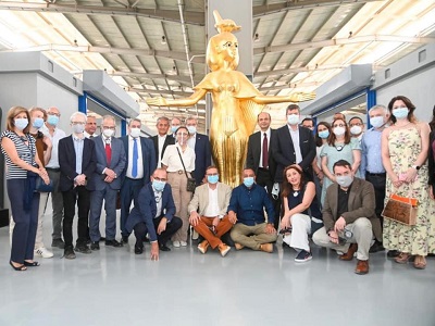 أكثر من٢٠ سفيراً في زيارة لمصنع المستنسخات الآثرية