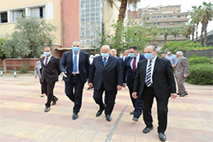 محافظ القاهرة يتفقد بدء امتحانات نهاية العام للشهادة الإعدادية