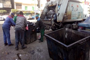تكثيف أعمال النظافة وإفراغ صناديق القمامة بشوارع الحي 
