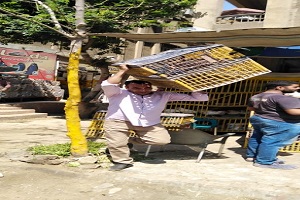 حي البساتين يتصدى للاشغالات التي تعوق سير المارة والسيارات