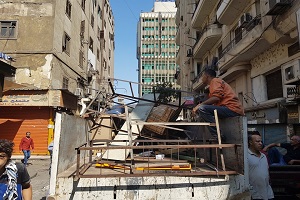 حملة لرفع الإشغالات بشوارع الحي