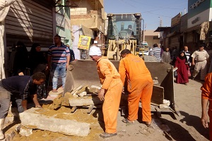 رفع تراكمات القمامة والأتربة ببعض شوارع الحي