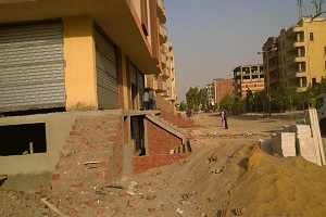 رئيس حي المقطم يقود حملة مكبرة لإزالة المباني المخالفه