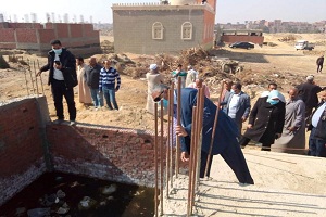 تفقد رئيس الحي شارع حفني أبو جبل لفحص ومعاينة المياه