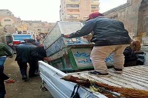 حملة لإزالة الاشغالات وتقليم الأشجار ببعض شوارع الحي