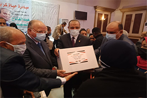 محافظ القاهرة يوزع 250 ألف كرتونة سلع غذائية