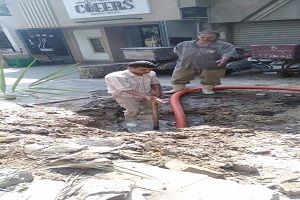 الإنتهاء من إصلاح مواسير مياه بعد كسرها ببعض شوارع الحي