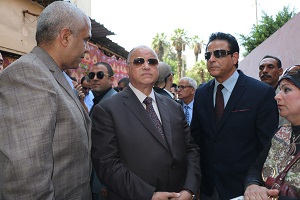 محافظ القاهرة يشهد إزالة عقار مخالف مائل بمصر القديمة