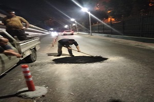 ترميم هبوط أرضي بشارع محمد عبد الوهاب