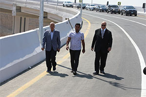 محافظ القاهرة يتفقد بدء التشغيل التجريبي لكوبري طه حسين