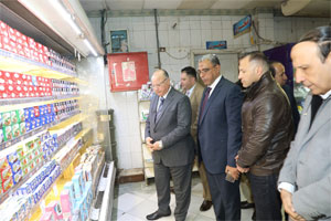 محافظ القاهرة يتفقد بعض منافذ البيع للتأكد من توافر السلع خاصة الإستراتيجية