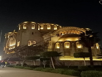 السياحة والآثار تضيء الواجهات الخارجية لكنيسة البازيليك بشارع الأهرام