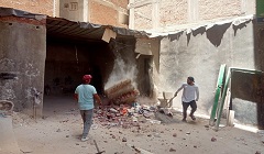 إزالة حجرتين بناء مخالف بشارع جلال شحاته
