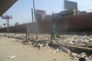 متابعة أعمال النظافة اليومية بالحى 