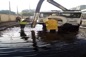 متابعة ازاله تراكمات مياه الأمطار بنطاق الحي 