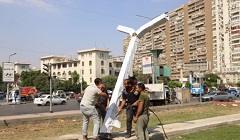 رفع كفاءة الإنارة وصيانة الأعمدة بحديقة روكسي في مصر الجديدة