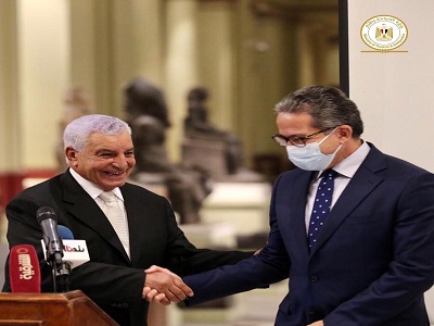 وزير السياحة والآثار يشارك في حفل تكريم جامعة تشارلز التشيكية للدكتور زاهي حواس