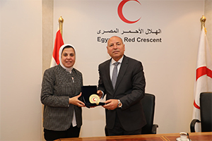 محافظ القاهرة يقوم بزيارة لجمعية الهلال الاحمر المصرى 