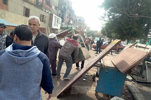 الحي يتصدى للاشغالات التي تعوق سير المارة والسيارات