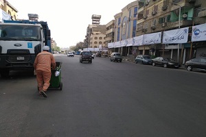 متابعة أعمال النظافة بشوارع الحي