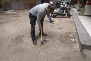 إزالة الحواجز الحديدية والاسمنتية من شوارع الحي 