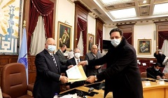 محافظ القاهرة يسلم 21 عقدًا لبعض المصانع بمنطقة شق التعبان