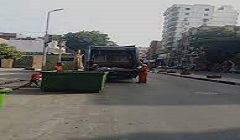 نقل المخلفات من سيارات الكنس الالي إلى الحاويه المجهزه بمعدات الشفط الكبيره