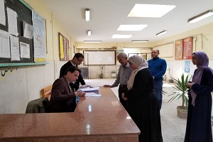 رئيس حي 15 مايو يتابع صرف المعاشات وتسليم شرائح التابلت