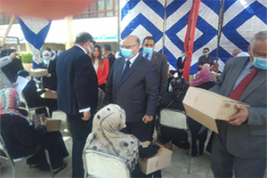 محافظ القاهرة يقوم بتوزيع المواد التموينية على الأسر بمناسبة حلول شهر رمضان المبارك