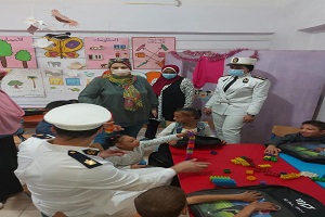 توزيع حقائب بداخلها أداوت مدرسية ببعض مدارس الحي