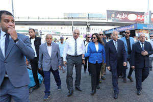 وزيرة التنمية المحلية ومحافظ القاهرة يتفقدان أعمال إزالة حريق عقاري الموسكي