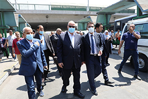 محافظ القاهرة يتفقد مواقف السرفيس لمتابعة إلتزام السائقين بتعريفة الركوب الجديدة