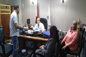 اجتماع رئيس الحي بمجموعة من المواطنين