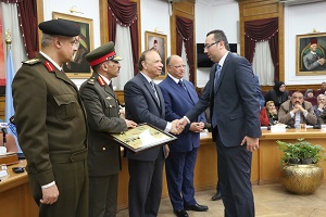 محافظ القاهرة يكرم اسر الشهداء