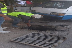 تطهير بالوعات صرف الأمطار للسيطرة على الأمطار الغزيرة بالحي