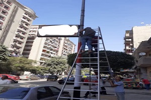 حمله لإزالة الإعلانات المخالفة من شوارع الحي