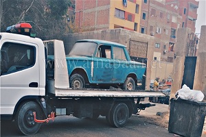 حي طره يشن حملة لرفع السيارات المتهالكة من شوارع المدينة