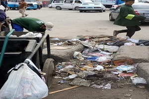 المتابعة اليومية لمنظومة التطهير ضد الاوبئه والامراض بحي الساحل