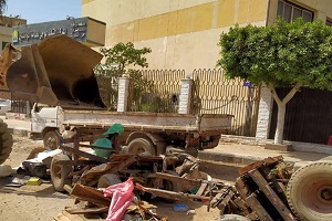 ضبط عدد 10 عربات كارو اثناء القاء المخلفات بالشارع بحي المطرية